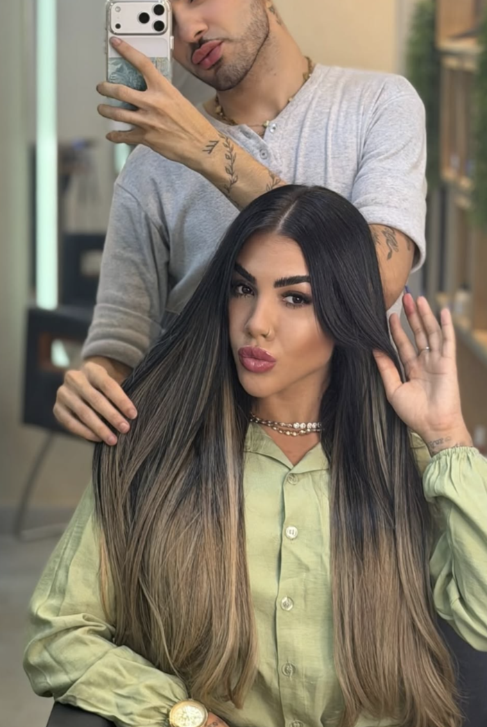Cabeleireiro finalizando o alisamento de uma cliente com cabelo longo e liso no Melhor Liso Brasil